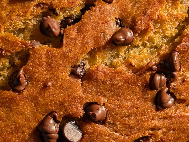 Detall de la crosta del banana bread amb xips de xocolata